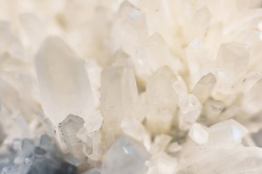 Şeffaf kristal ve mineral taşının yakın plan çekimi..
