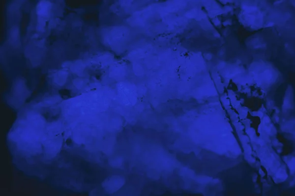 Detail aus blau fluoreszierendem Mineralstein. — Stockfoto
