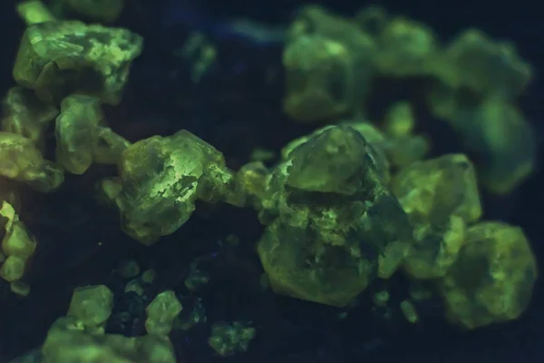 Detail van groene fluorescerende minerale steen. — Stockfoto