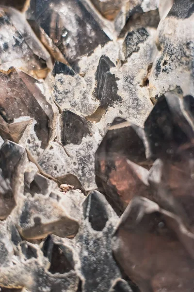 Siyah ve beyaz mineral taşlarının yakın plan çekimi. — Stok fotoğraf