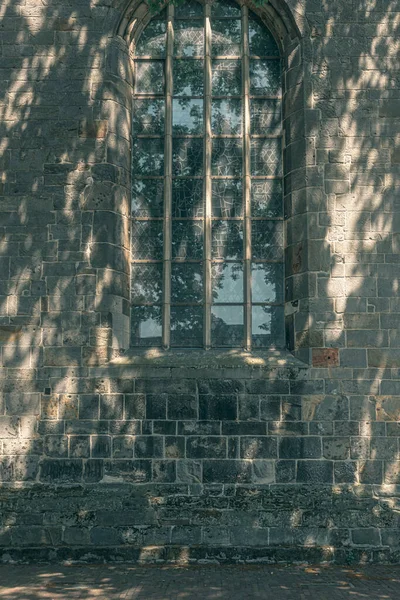 古老教堂的窗户在斑驳的阳光下 — 图库照片