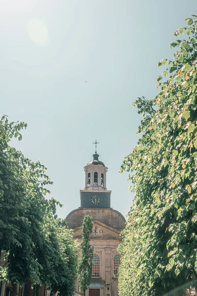 Campanario Iglesia Entre Árboles Contra Cielo Azul — Foto de Stock