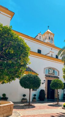 Tipik İspanyol Endülüs beyaz sarı binası açık mavi gökyüzü altında yeşil ağaçları olan bir köy..