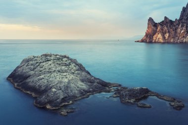 minimalist deniz manzarası. kıyı gündoğumu.