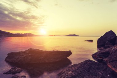 minimalist deniz manzarası. kıyı gündoğumu.