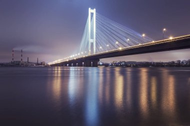 Gece, Kiev, Ukrayna Güney köprüsünde. Günbatımı Dinyeper Nehri Köprüsü. Güzel bir gün batımı zemin Kiev karşı Kiev köprü. Akşam güneşiyle Köprüsü.