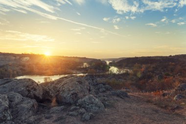 Güney Bug Nehri ile dağ sonbahar manzarası