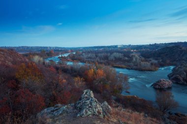 Güney Bug Nehri ile dağ sonbahar manzarası