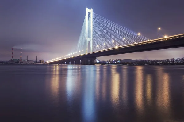 南大桥夜景 乌克兰 在第聂伯河河日落桥 背景下的一个美丽的黄昏在基辅的基辅桥 在黄昏的阳光桥 — 图库照片