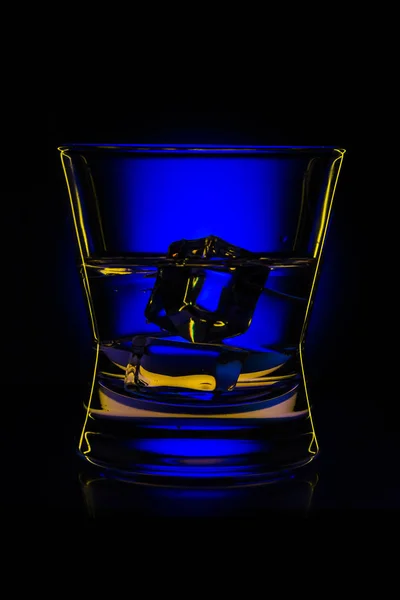 Silhouette Glas Mit Getränk Und Eiswürfeln Bar Auf Schwarzem Hintergrund — Stockfoto
