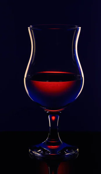 Silhouette Glas Mit Getränk Bar Auf Schwarzem Hintergrund — Stockfoto