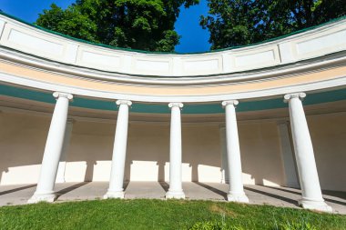 Uzun colonnade Echo parkta Alexandria, Belaya Tserkov, Ukrayna denir.