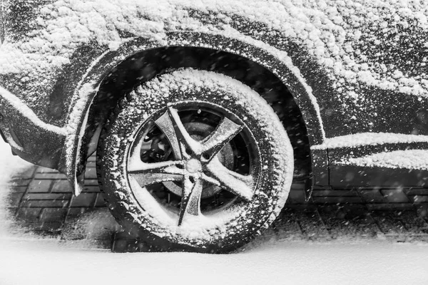 Close Van Banden Van Een Auto Een Besneeuwde Weg Zwart — Stockfoto