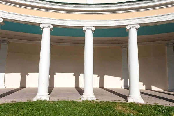 Uzun colonnade Echo parkta Alexandria, Belaya Tserkov, Ukrayna denir.