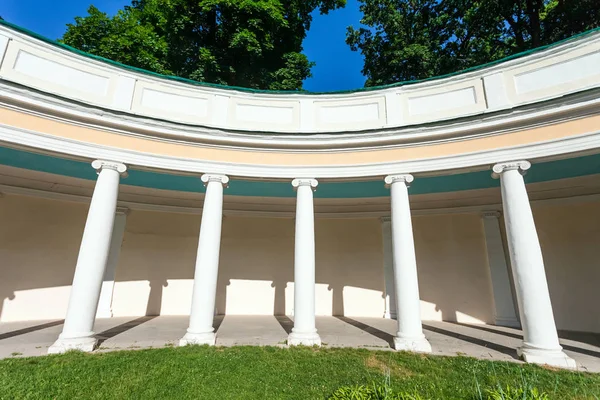 Uzun colonnade Echo parkta Alexandria, Belaya Tserkov, Ukrayna denir.