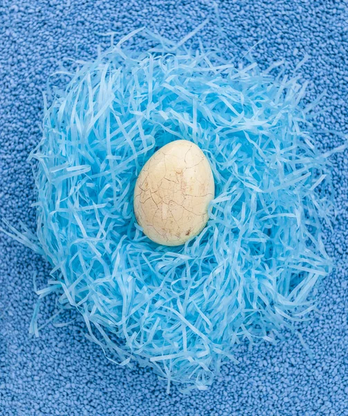 Ραγισμένα Πασχαλινό Αυγό Στη Φωλιά Μπλε Πέτρα Φόντο Μπλε — Φωτογραφία Αρχείου