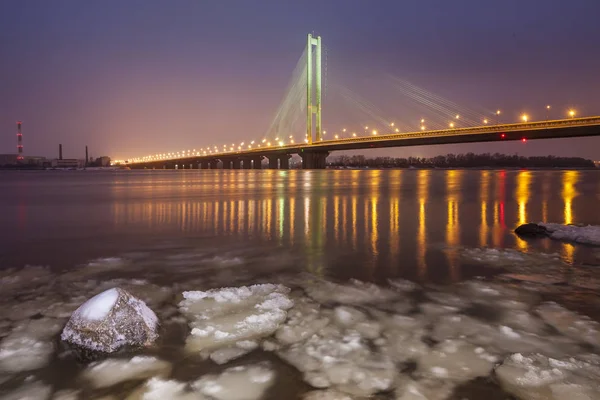 冬のキエフ市のサウス ブリッジは ウクライナ — ストック写真
