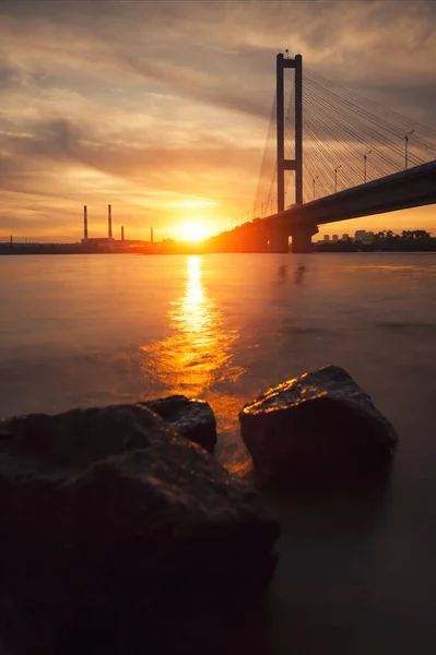 南大桥夜景 乌克兰 在第聂伯河河日落桥 背景下的一个美丽的黄昏在基辅的基辅桥 在黄昏的阳光桥 — 图库照片