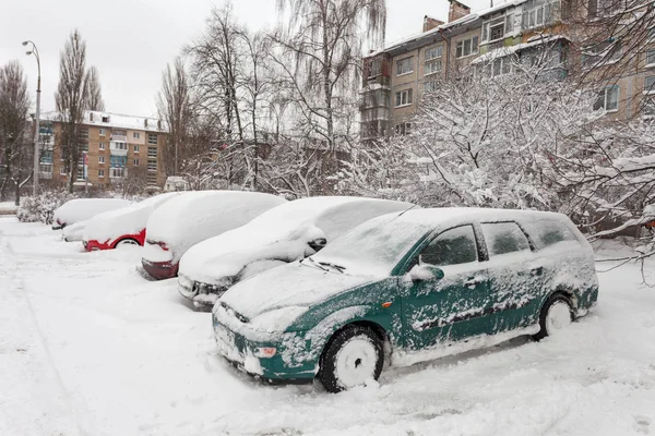 Voertuigen Bedekt Met Sneeuw Winter Sneeuwstorm Parkeerplaats — Stockfoto
