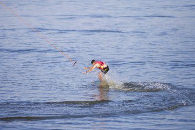 Zatoka, Ukrayna - 28 Haziran 2018: Genç adam Kiteboarding Eğitim Karadeniz üzerinde. Aşırı spor Kitesurfing