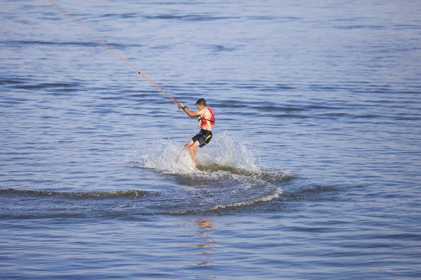 Zatoka Ukraine Juni 2018 Junger Mann Kiteboarding Training Auf Schwarzem — Stockfoto