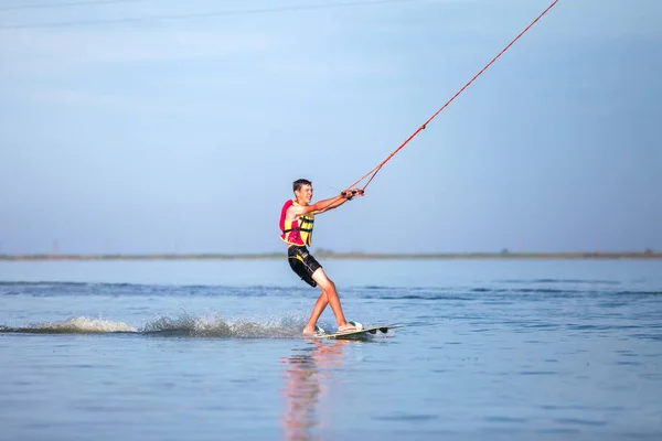 Zatoka Ucraina Giugno 2018 Young Man Kiteboarding Training Sul Mare — Foto Stock