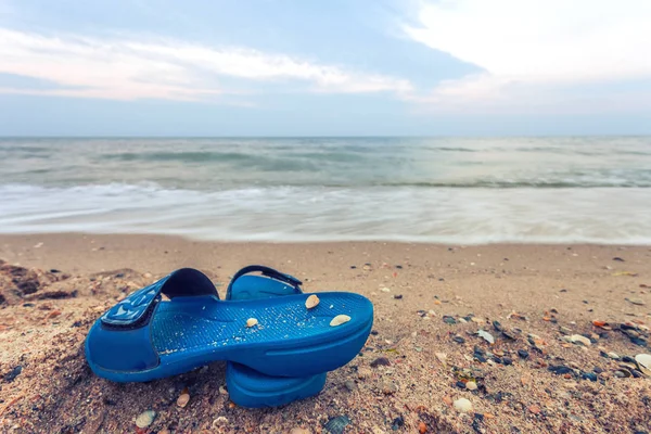 Chanclas Una Playa Arena Orilla Del Mar — Foto de Stock