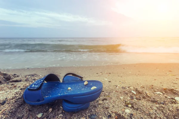 Chanclas Una Playa Arena Orilla Del Mar — Foto de Stock