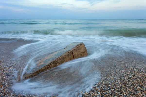 Capace Mare Frumoase Pietre Plajă Fotografie Expunere Lungă — Fotografie, imagine de stoc