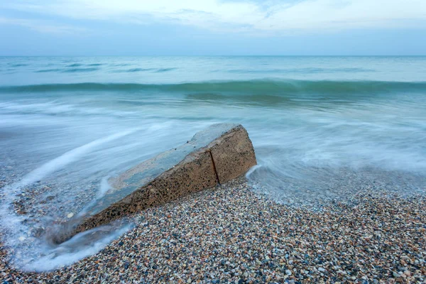 Schöne Meereslandschaften Mit Strandsteinen Langzeitbelichtungsaufnahme — Stockfoto