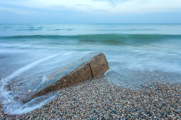 Capace Mare Frumoase Pietre Plajă Fotografie Expunere Lungă — Fotografie, imagine de stoc