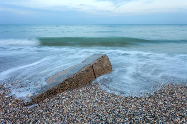 Capace Mare Frumoase Pietre Plajă Fotografie Expunere Lungă — Fotografie, imagine de stoc
