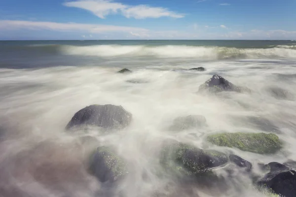 Beaux Paysages Marins Avec Des Pierres Plage Long Tir Exposition — Photo