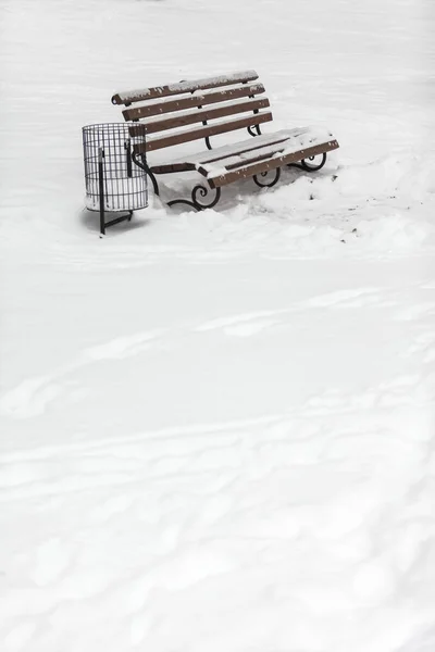 冬季公园里的单板凳上覆盖着雪 — 图库照片