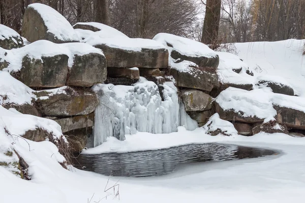 Inverno Bella Cascata Ghiacciata Fontana Con Ghiaccioli Cascata Gocciolamento Acqua — Foto Stock