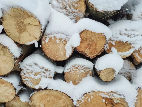 干切碎的木柴日志背景相互堆叠在一堆在冬天 — 图库照片