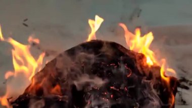 Ağır çekim yangın. Yanan şömine.