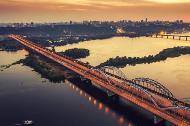 Kiev Şehrinin havadan görünümü. Geceleri nehir üzerinde uçuyor. Ukrayna