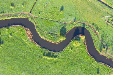 Yeşil bir alan ve nehir en iyi görüntü drone atış