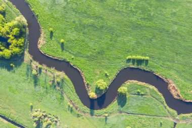 Yeşil bir alan ve nehir en iyi görüntü drone atış