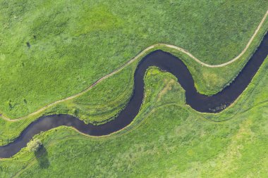 Yeşil bir alan ve nehir en iyi görüntü drone atış