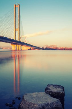 Gece, Kiev, Ukrayna Güney köprüsünde. Günbatımı Dinyeper Nehri Köprüsü. Güzel bir gün batımı zemin Kiev karşı Kiev köprü. Akşam güneşiyle Köprüsü.