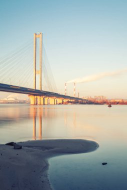 Gece, Kiev, Ukrayna Güney köprüsünde. Günbatımı Dinyeper Nehri Köprüsü. Güzel bir gün batımı zemin Kiev karşı Kiev köprü. Akşam güneşiyle Köprüsü.