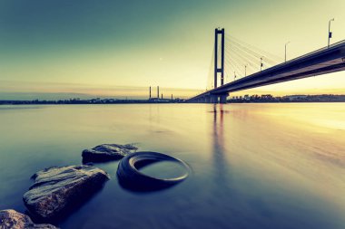 Gece, Kiev, Ukrayna Güney köprüsünde. Günbatımı Dinyeper Nehri Köprüsü. Güzel bir gün batımı zemin Kiev karşı Kiev köprü. Akşam güneşiyle Köprüsü.