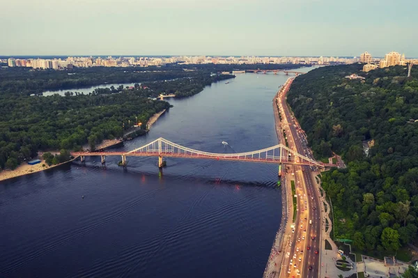 Kiev Şehrinin Havadan Görünümü Geceleri Nehir Üzerinde Uçuyor Ukrayna — Stok fotoğraf