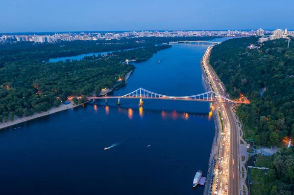 Kiev Şehrinin Havadan Görünümü Geceleri Nehir Üzerinde Uçuyor Ukrayna — Stok fotoğraf