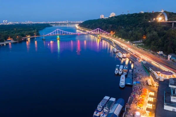 Luchtfoto Van Kiev Stad Vliegen Rivier Nachts Oekraïne — Stockfoto