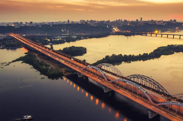 Kiev Şehrinin Havadan Görünümü Geceleri Nehir Üzerinde Uçuyor Ukrayna — Stok fotoğraf