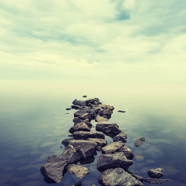 Минималистский Туманный Пейзаж Летом — стоковое фото