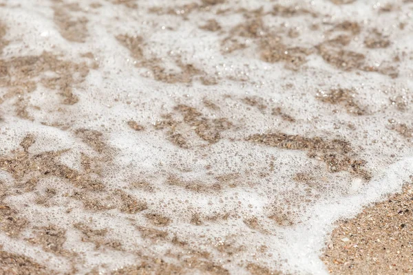 クローズ アップの砂のビーチの泡と海の水波 — ストック写真